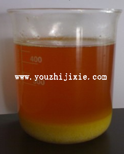 毛油加入磷酸和熱水后，底部黃色的那層是析出來的磷脂